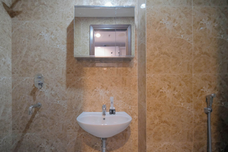 Bathroom 2, Compact And Comfortable Living Studio At Grand Sungkono Lagoon Apartment, Surabaya