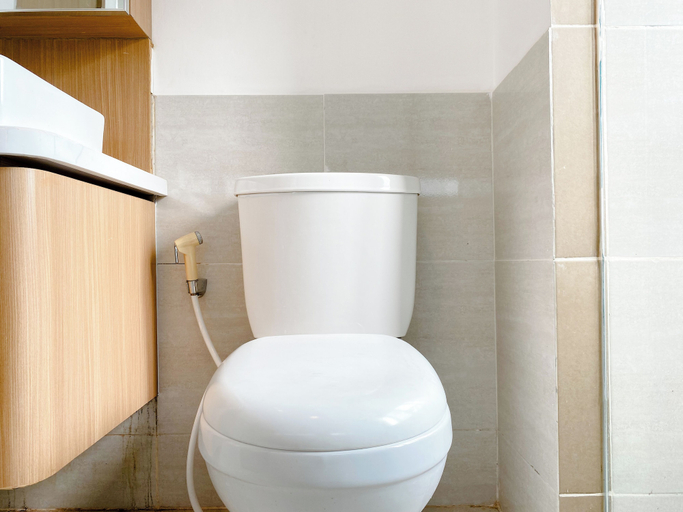 Bathroom 4, Spacious And Homey 2Br With Work Space At Meikarta Apartment, Cikarang