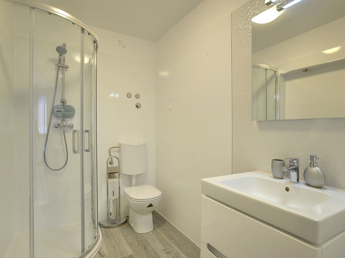 Bathroom 4, Holiday House for 14 Persons with Private Pool near Beach & Pula, Medulin