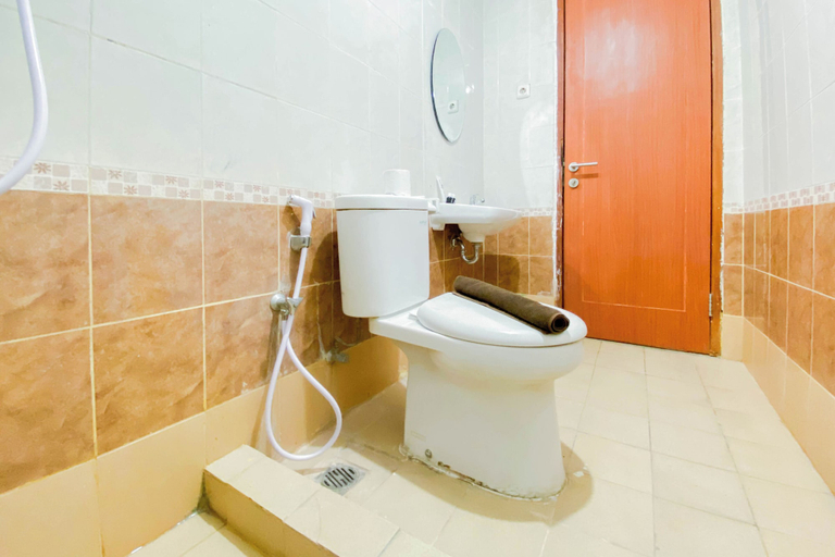 Bathroom 3, Restful Studio (No Kitchen) At Grand Palace Kemayoran Apartment (Free Ipl & Utilities), Jakarta Pusat