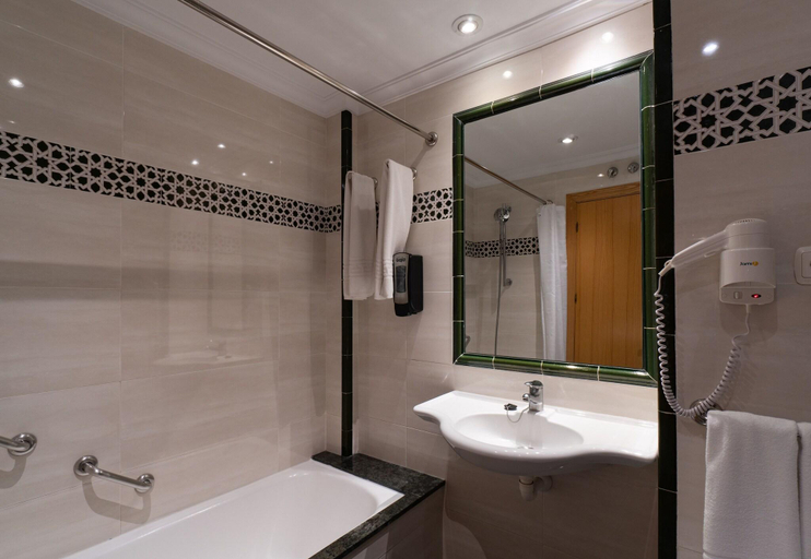 Bathroom 5, Hotel Apartamentos Bajondillo, Málaga