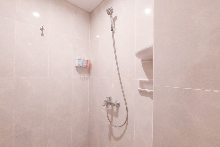 Bathroom 3, Homey And Cozy Studio At Serpong Garden Apartment, Tangerang
