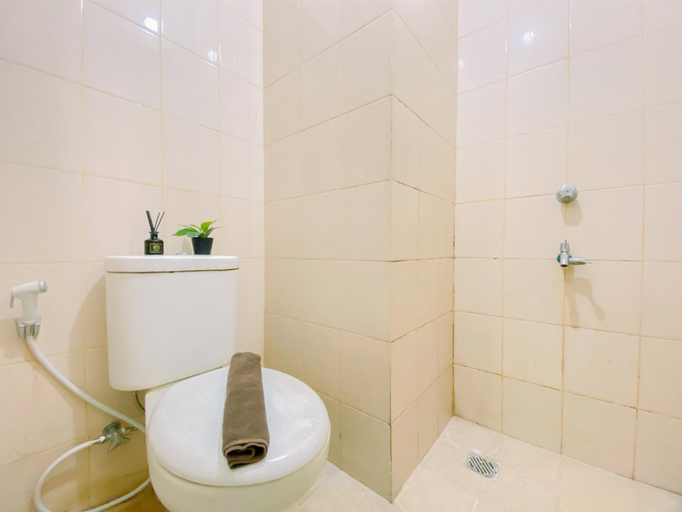 Bathroom 3, Good Deal And Comfortable Studio Serpong Greenview Apartment, South Tangerang