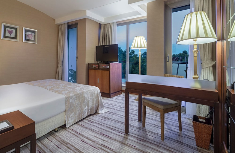 Bedroom 2, Rixos Sungate Hotel, Kemer