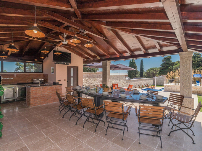 Food & Drinks, Villa in Pula With Pool Near Roman Arena, Ližnjan