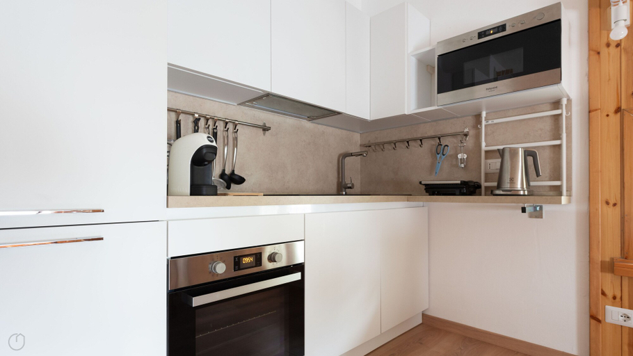 Interior 5, Leopardi 3, Sondrio