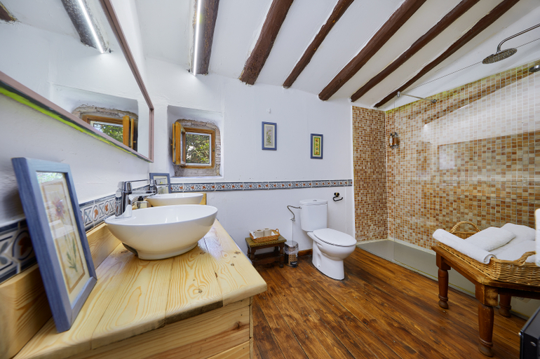 Bathroom, Mas Torrencito, Girona