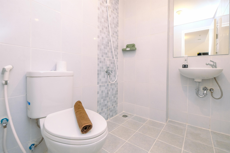 Bathroom 5, Relaxing 2BR at Tokyo Riverside PIK 2 Apartment By Travelio, Tangerang
