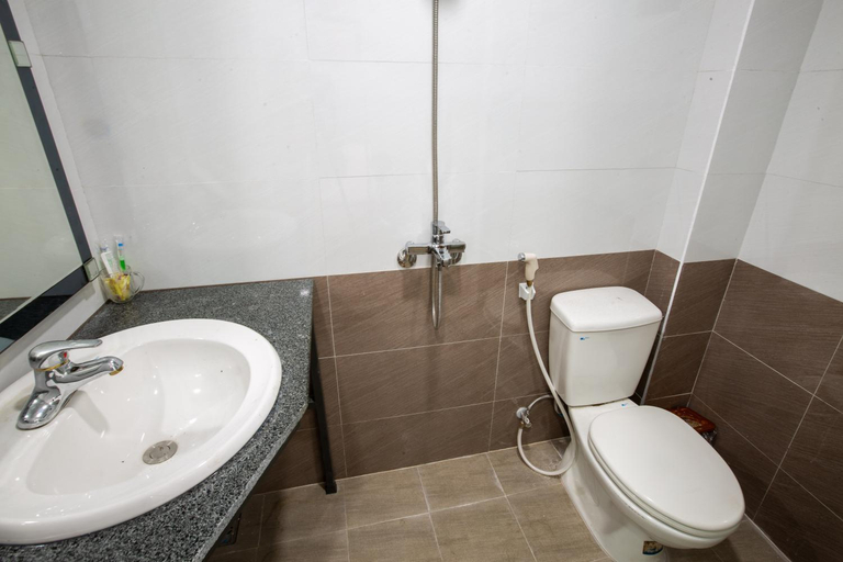 Bathroom 2, 5.T Hostel, Huế