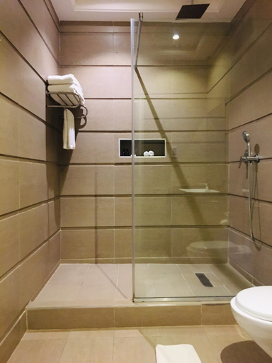 Bathroom 5, T E L E By Summerset Continental Hotel, Bwari