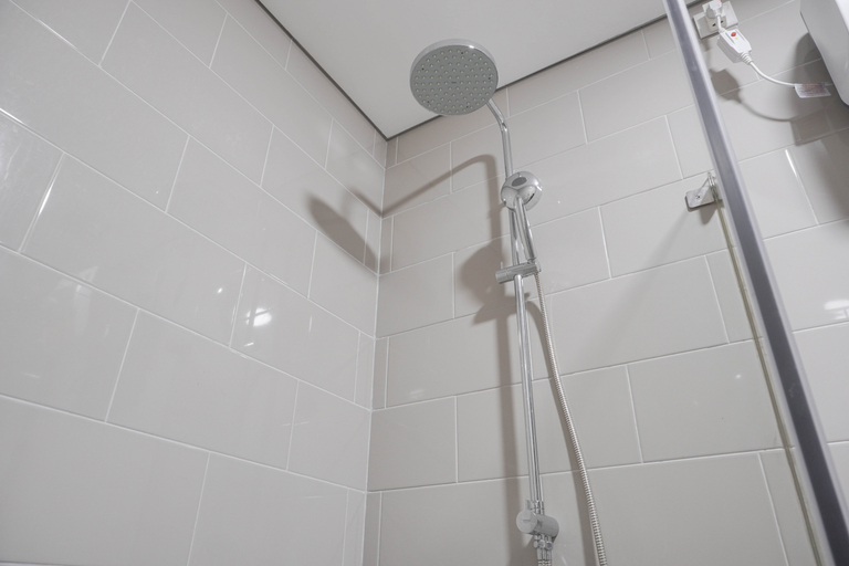Bathroom 5, Nice and Comfort 1BR at Citralake Suites Apartment By Travelio, West Jakarta