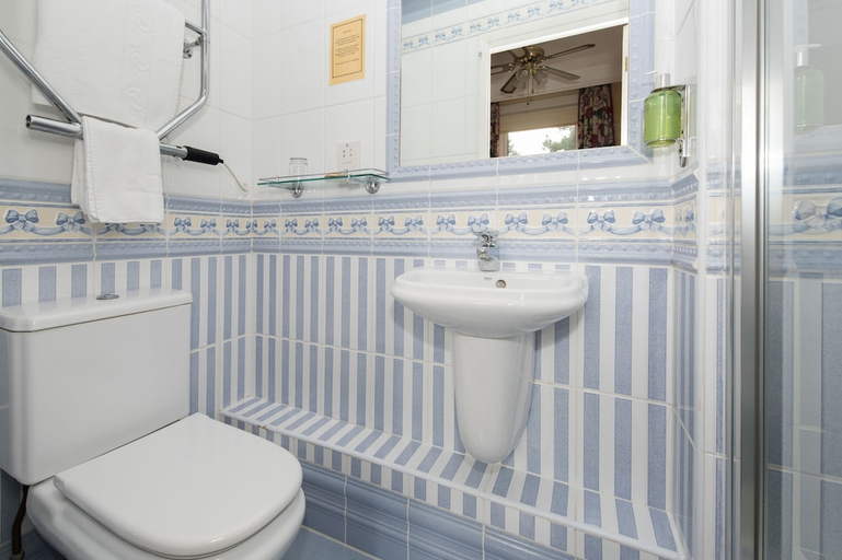 Bathroom 3, Elstead Hotel, Bournemouth