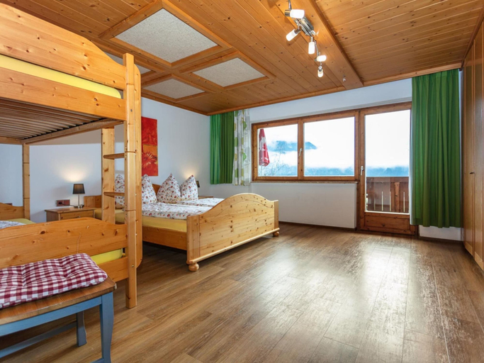 Bedroom 2, Great Group Holiday Home, Zell am See