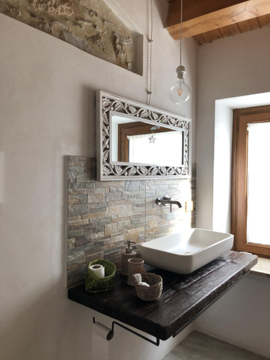 Bathroom 1, Verso Est, Palermo