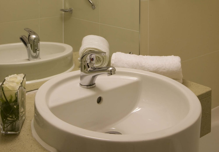 Bathroom 4, Leonardo Hotel Bradford, Bradford