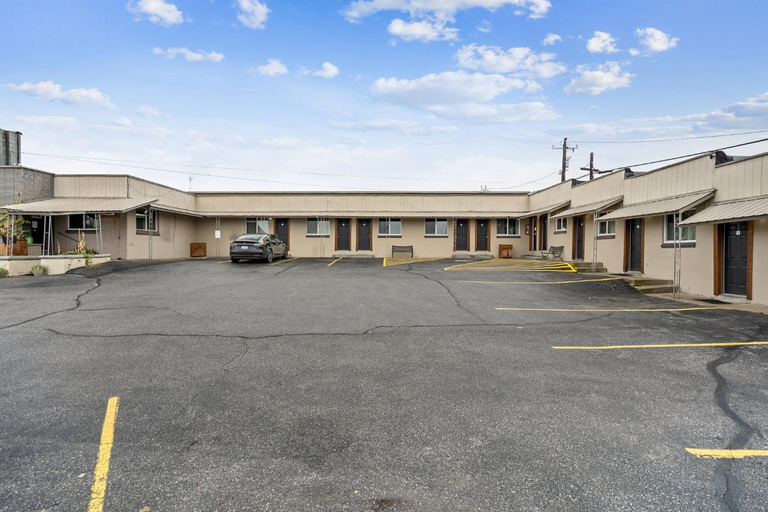 Others 3, Selkirk Motel, Stevens