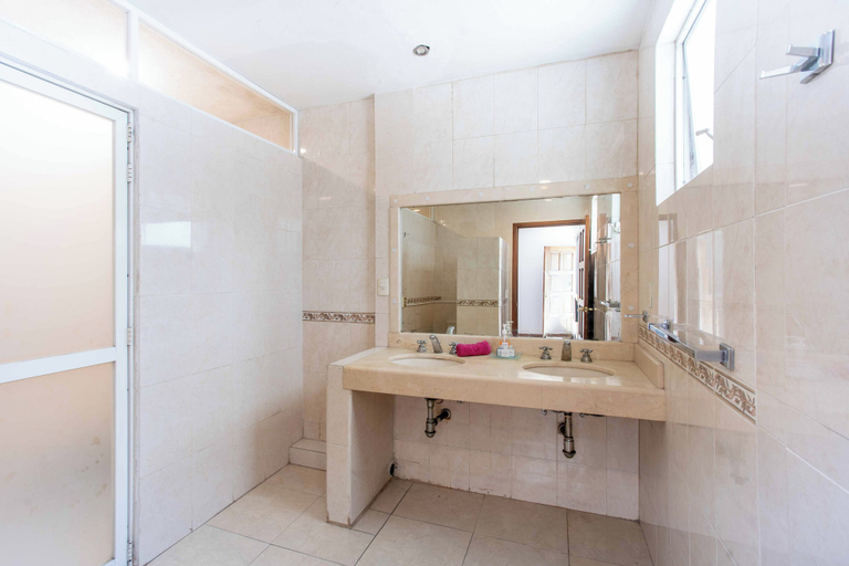 Bathroom 4, La Paz & Love Hostel, Guadalajara