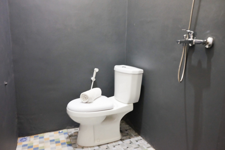 Bathroom 3, RedDoorz Syariah near Exit Tol Pemalang Comal 2, Pemalang