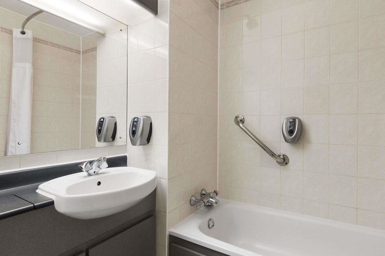 Bathroom 4, Days Inn by Wyndham Maidstone, Kent