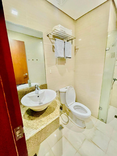 Bathroom 2, EJ'sstaycation (4th F) with 200mbps Wi-Fi /NETFLIX, Quezon City