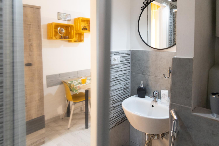 Bathroom 2, Cortile Pace, Catania
