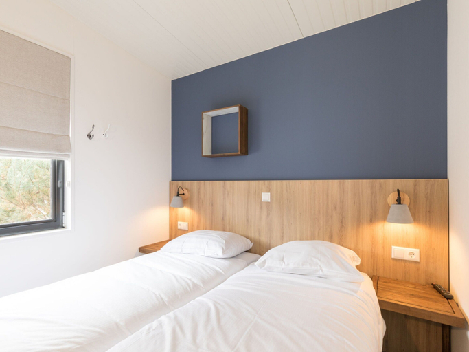 Room 4, Comfy Lodge with Microwave Oven near Beach, Ameland