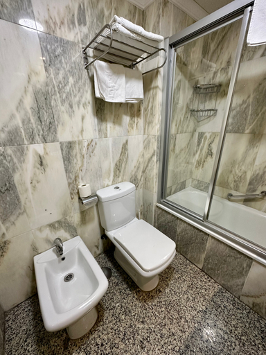 Bathroom 4, Hotel Reyesol, Málaga