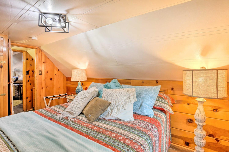 Bedroom 2, Wrightwood Cabin with Cozy Interior!, San Bernardino