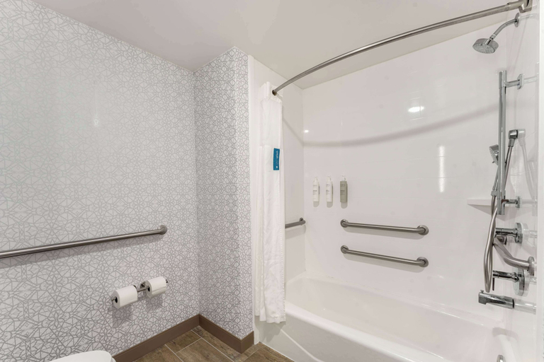 Bathroom 5, Hampton Inn Milford, Kent