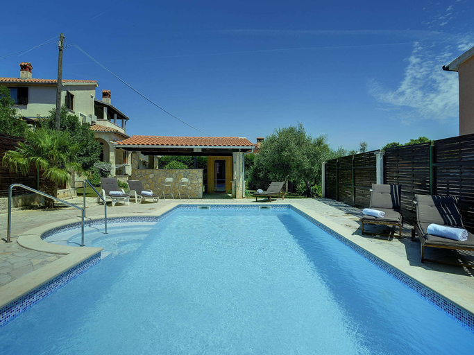 Sport & Beauty 3, Holiday Home in Ližnjan with Pool near Beach, Ližnjan