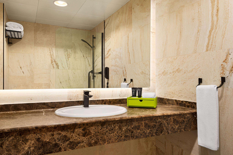 Bathroom 5, La Quinta by Wyndham Dubai Jumeirah, Dubai