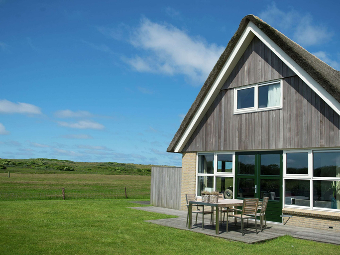 Exterior 3, Thatched Villa With two Bathrooms Near the Beach, Ameland