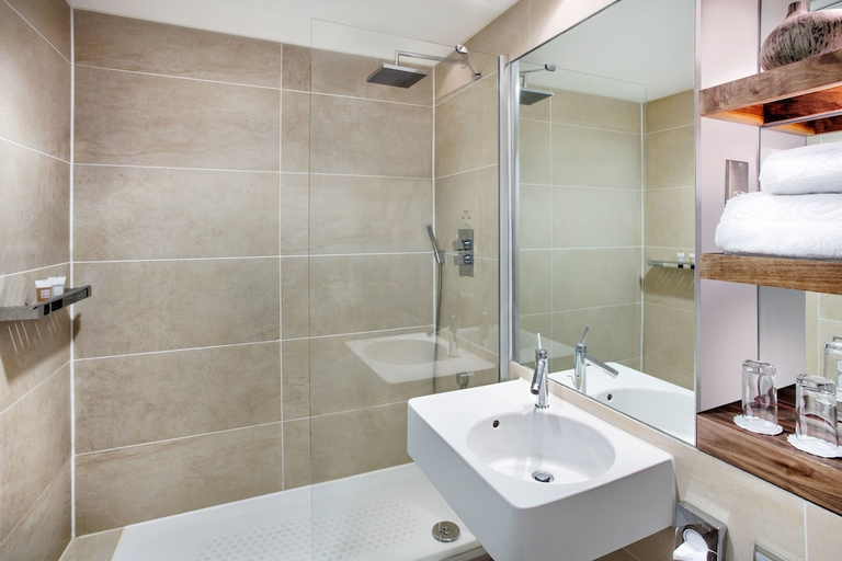 Bathroom 4, Leonardo Hotel Cardiff, Cardiff