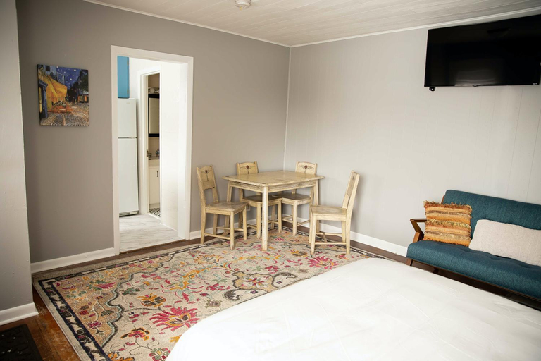 Charming French Studio Apartment, Albany