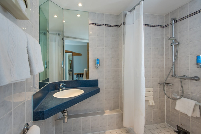 Bathroom 4, Holiday Inn Express GLASGOW - CITY CTR RIVERSIDE by IHG, Glasgow