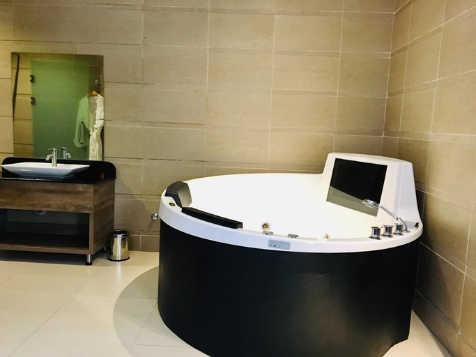 Bathroom 4, T E L E By Summerset Continental Hotel Maitama, AbujaMun