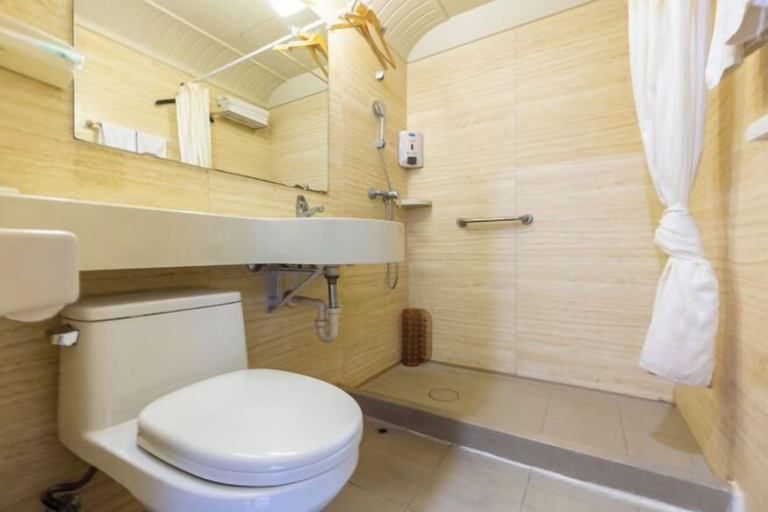 Bathroom 3, ホテル(), Xining