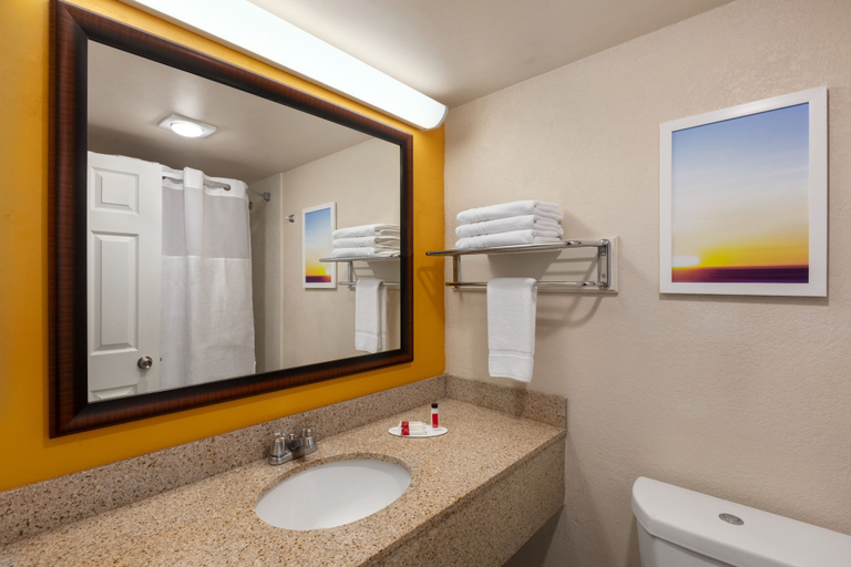 Bathroom 4, enVision Hotel Miami International Airport, Miami-Dade