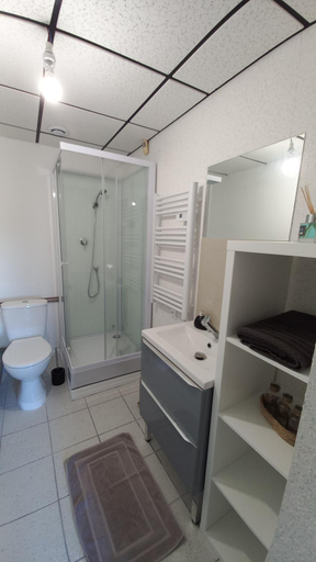 Bathroom 2, Adorable studio avec entree independante, Côte-d'Or