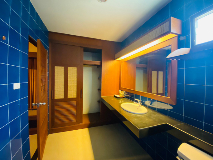 Bathroom 13