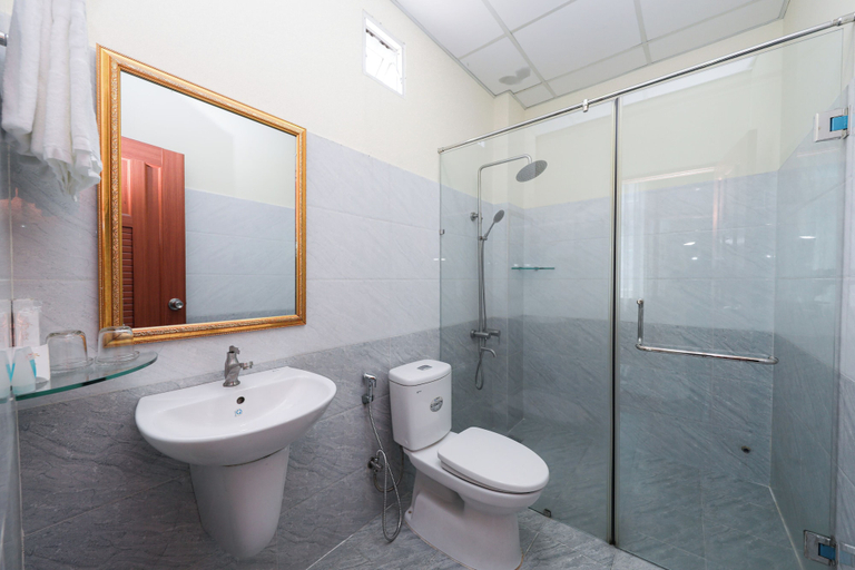 Bathroom, Minh Hoang Hotel, Tân Bình