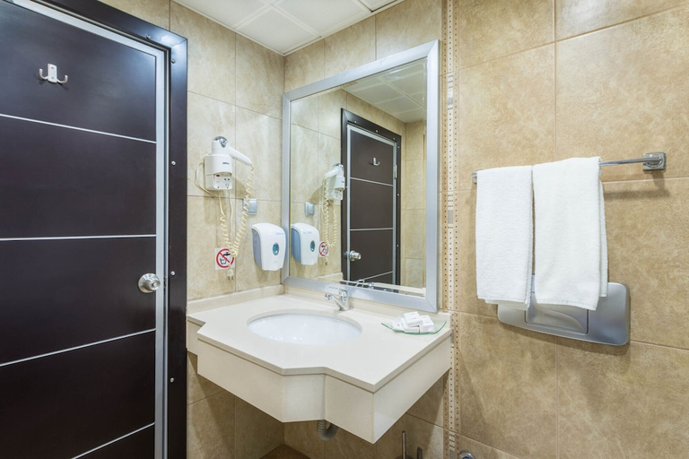 Bathroom 3, Ismira Hotel, Konak