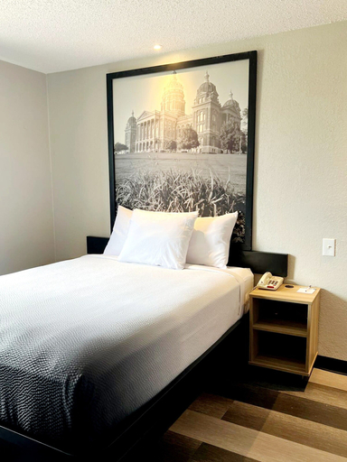 Bedroom 3, Super 8 by Wyndham Cedar Rapids, Linn
