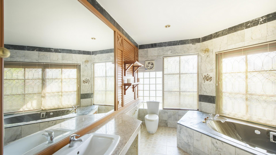 Bathroom 7