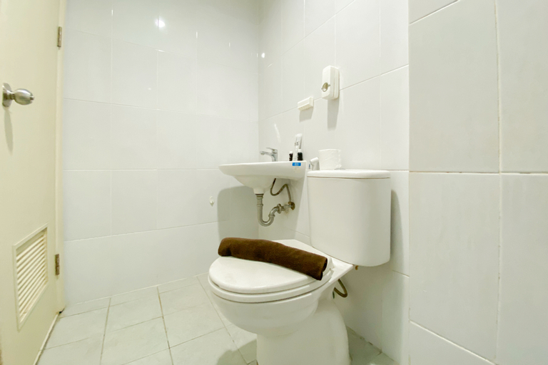 Bedroom 2, Simply Look 1BR with Extra Room Patraland Urbano Apartment By Travelio, Bekasi