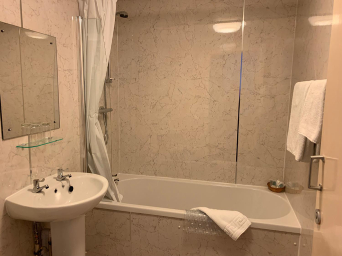 Bathroom, Alexandra Hotel, Aberdeenshire