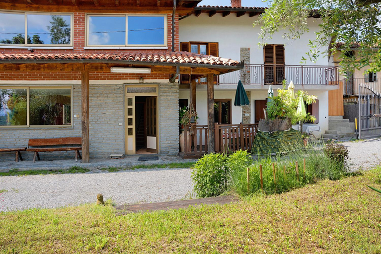 Exterior 4