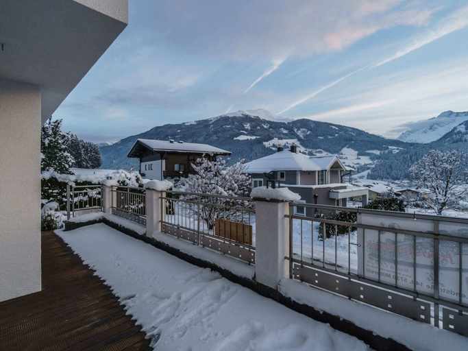 Others 4, Spacious Holiday Home in Salzburg With Mountain View, Zell am See