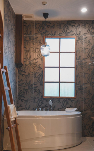 Bathroom 10
