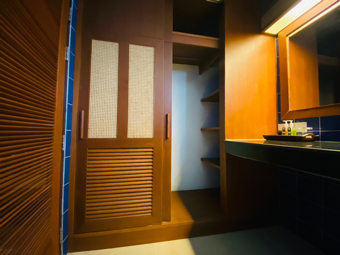 Bathroom 16
